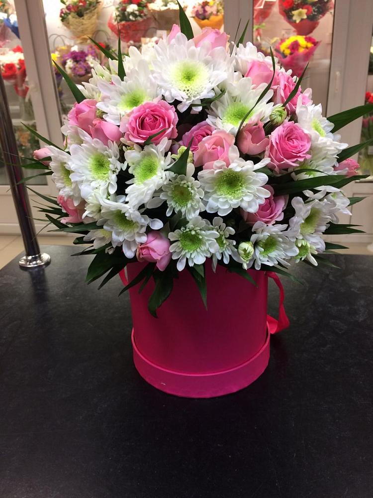 Цветочная композиция из Розы и Хризантемы в шляпной коробке в Яр Удмуртия