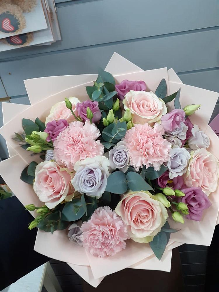 Букет цветов из: Розы, Гвоздики и Лизиантусы в Яр Удмуртия