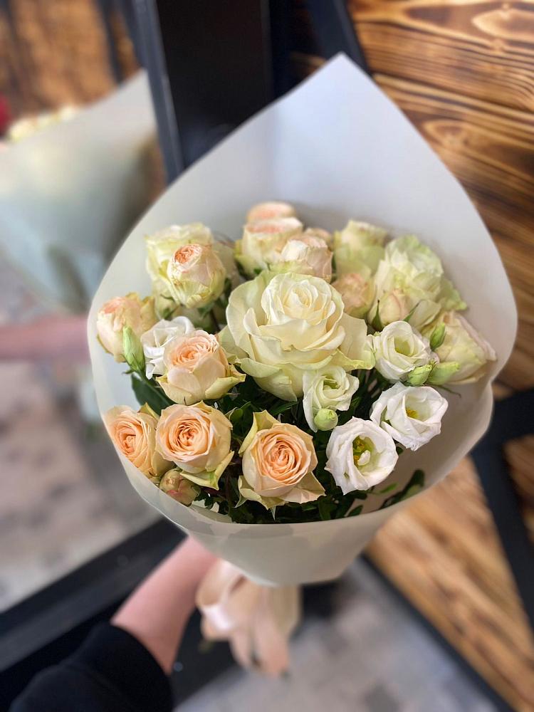 Букет цветов из: Розы и Лизиантусы в Яр Удмуртия